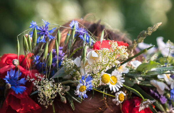 летний солнцестояние венок на голове, ручной работы, отдельные части в фокусе, летний день
