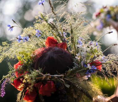 Başında yaz gündönümü çelengi, el yapımı, odak noktasında bireysel parçalar, yaz günü