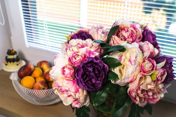 在窗台上的花瓶里放着一束色彩艳丽的大花束 — 图库照片