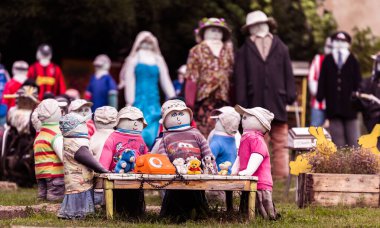 Sabile, Letonya, 23 Ağustos 2019 - Farklı boyutlarda insan kıyafetleri giyen bebekler