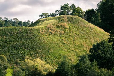 Yazın büyük yeşil tepe, çimenli, her yerde ağaçlar görülebilir, antik Castle Hill