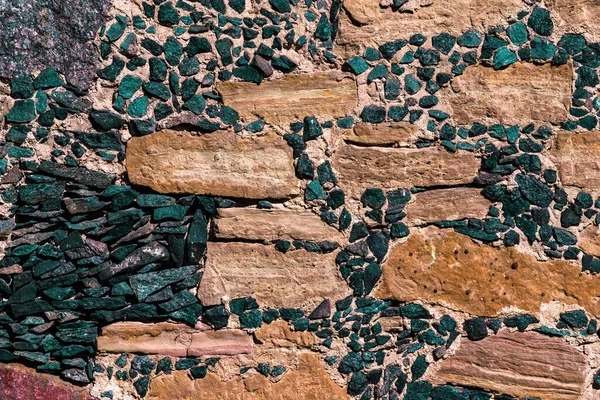 Натуральный Цвет Каменной Стены Текстуры Различных Размеров Красноватый Фон Зеленоватыми — стоковое фото