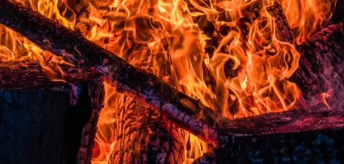Şenlik ateşi, kırmızı kömür ve yakın planda yanan odun, yaz gündönümü şenlik ateşi