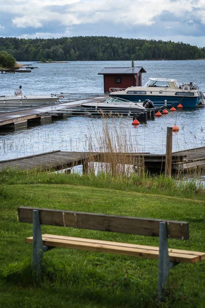 Båt Förtöjning Barer Vattnet Röda Bojar Sommardag Skog Motsatt Strand — Stockfoto