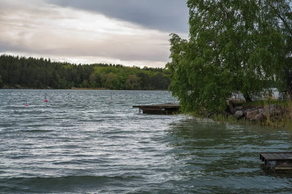 Sungai Membungkuk Dengan Ponton Untuk Tambatan Dan Turun Perahu Hari — Stok Foto