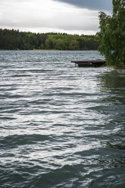 Zakręt Rzeki Pontonem Cumowania Wysiadania Łodzi Pochmurny Dzień — Zdjęcie stockowe