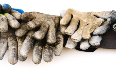 Beyaz bir arkaplan, odaklanma ve keskinlik üzerine seçilmiş çeşitli eski çalışma eldivenleri