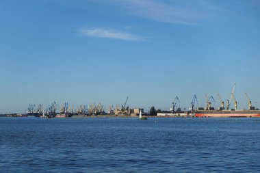 Riga, Letonya, Daugava nehrinin üzerinden kıyı şeridine birçok vinçle bakın.