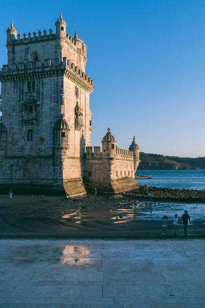 Lizbon Portekiz 2019 Belem Kulesi Manzarası Gelgit Manzarası Islak Sahildeki — Stok fotoğraf