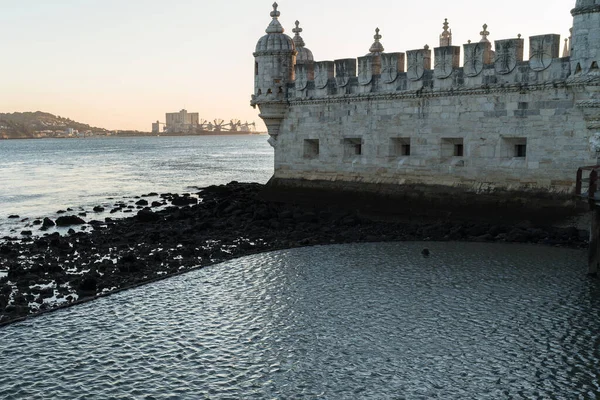 Lisabon Pohled Stěnu Věže Belem Stinné Straně Řeku Tagus Břeh — Stock fotografie