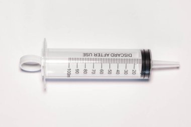Beyaz zemin üzerinde yeni, boş, büyük 100 ml plastik şırınga