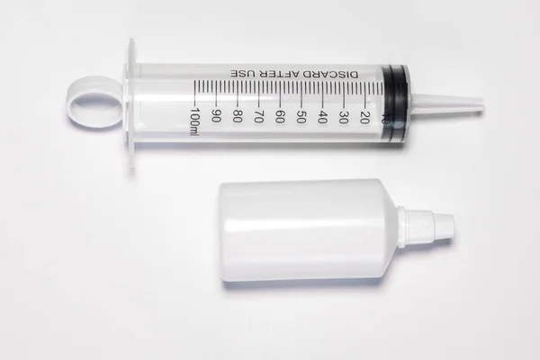 Üres Nagy 100 Műanyag Fecskendő Injekciós Üveg Fehér Alapon — Stock Fotó