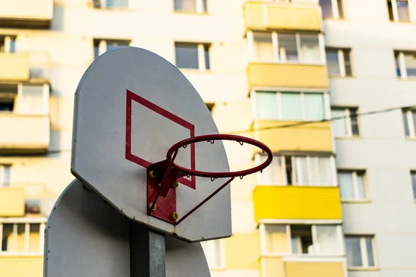 Basketball hoop against an apartment building — Stock Photo, Image