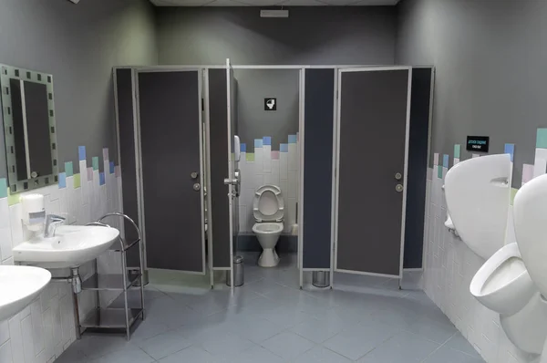 Interieur van een klein schoon openbaar toilet — Stockfoto