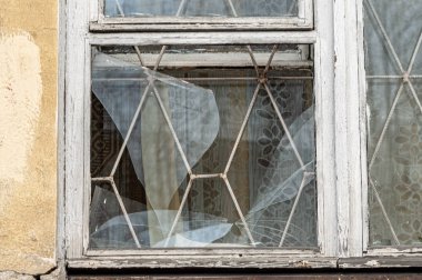 Kırık pencereli bir pencere.