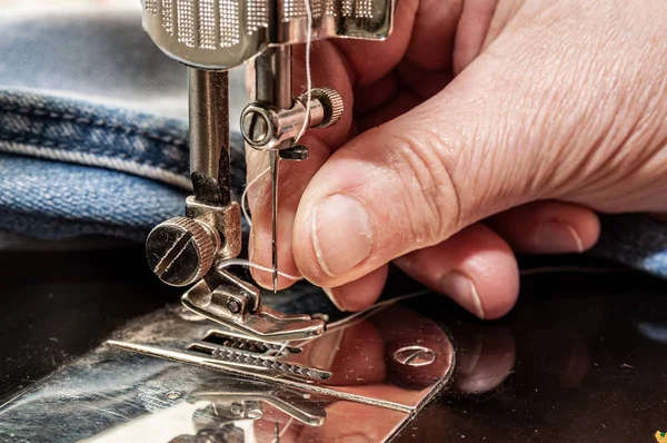 Thread a needle in sewing machine — Stock Photo, Image