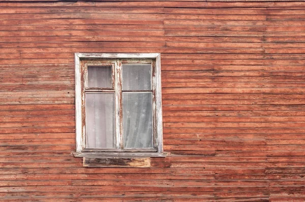 Parede de uma casa de madeira com janela — Fotografia de Stock