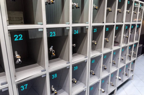 Alışveriş merkezinde şeffaf kapıları olan depolama hücreleri