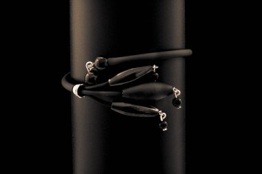 Siyah arka planda bir jet bileziği