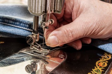 Dikiş makinesinde iğne ipliği