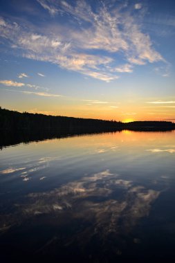 Mavi gökyüzü göl üzerinde bulutlar ile