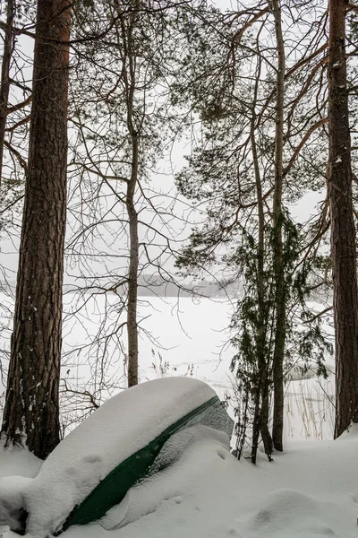Felborult régi fa csónak a hó alatt, edény téli tároló — Stock Fotó