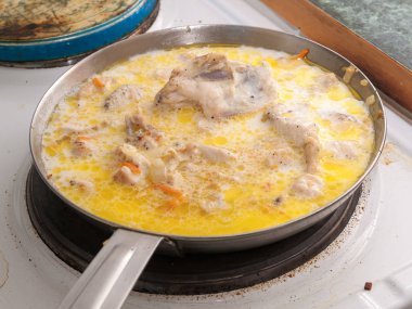 Kremalı sosta pişirilmiş tavuk dilimleri.