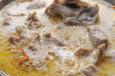 Kremalı sosta pişirilmiş tavuk dilimleri.