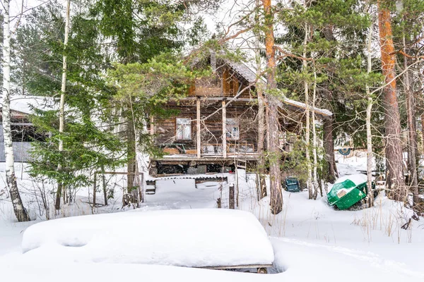 Paysage hivernal avec maison en rondins et pins — Photo