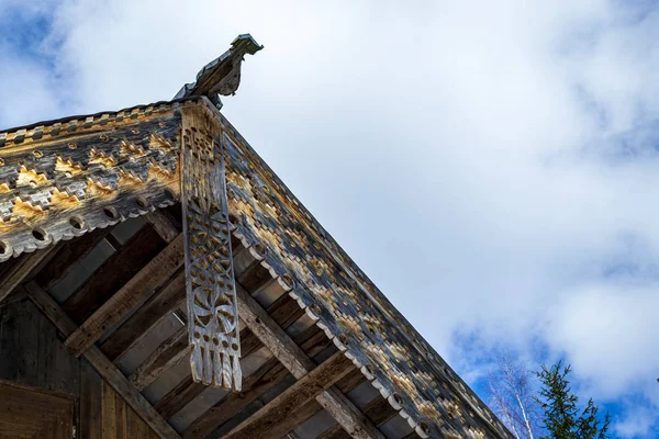 Belas plataformas esculpidas no telhado de uma casa de madeira — Fotografia de Stock
