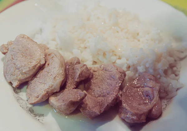 Reis mit Fleischstücken auf einem Teller — Stockfoto