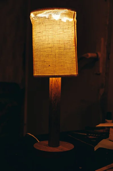 Настольный ламп выстрел в темном ключе — стоковое фото
