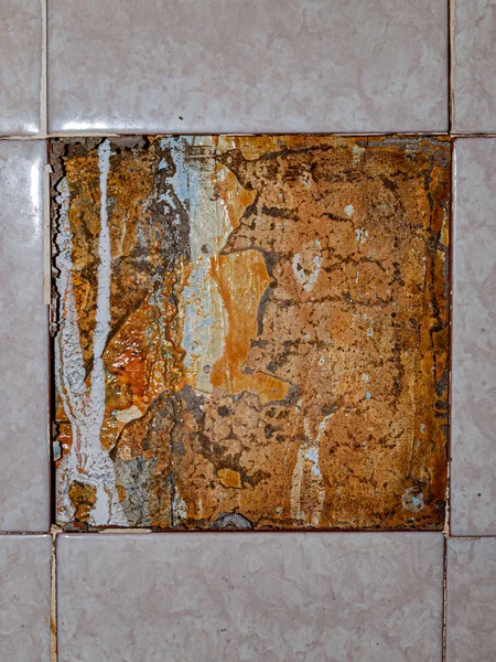 Banyodaki fayanslardan düşüyor.