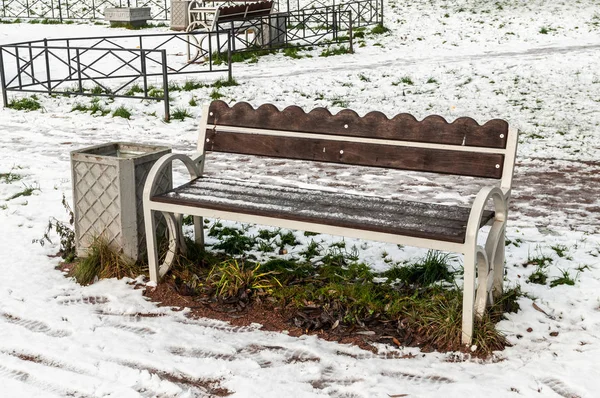 Vazonun yanında buzla kaplı bir bank.. — Stok fotoğraf