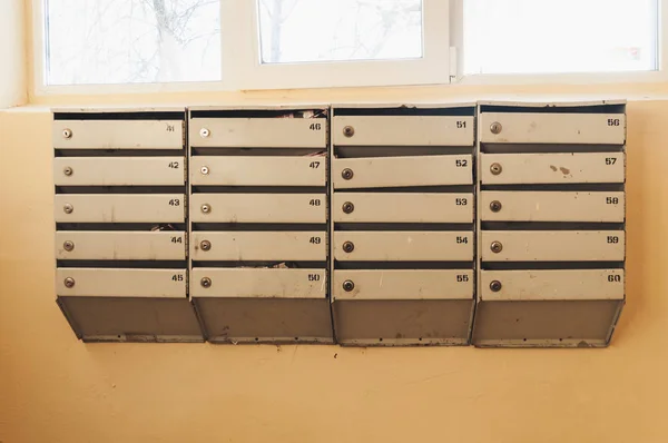 Briefkästen in einem Mehrfamilienhaus — Stockfoto