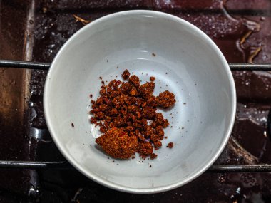 Küçük beyaz bir seramik kasenin dibindeki Gürcü baharatları