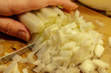 Çin lahanası, bok choy bıçakla doğranır.