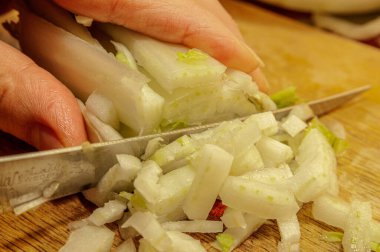 Çin lahanası, bok choy bıçakla doğranır.