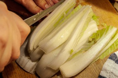 Çin lahanası, bok choy bıçakla doğranır.