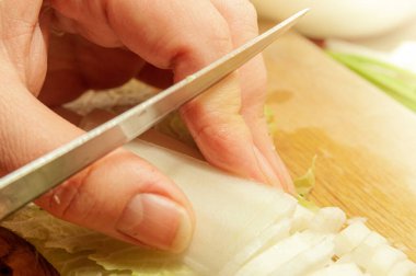 Salata keserken çok fazla kesilme tehlikesi var. Kan yok.