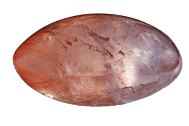 Beyaz arka planda izole edilmiş bir yumurta şeklinde parlatılmış gül kuvars kristali