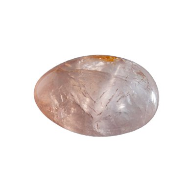 Beyaz arka planda izole edilmiş bir yumurta şeklinde parlatılmış gül kuvars kristali