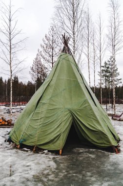 Kışın gün ışığında yeşil çadır