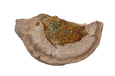 Beyaz arkaplanda izole edilmiş mineral markasit