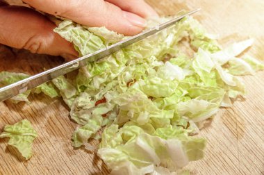 Çin lahanası, bok choy bıçakla doğranır.