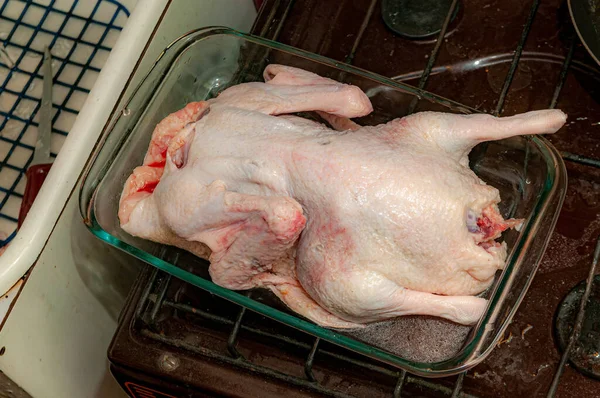 Canal Pato Crudo Una Bandeja Para Hornear Vidrio Proceso Cocción —  Fotos de Stock