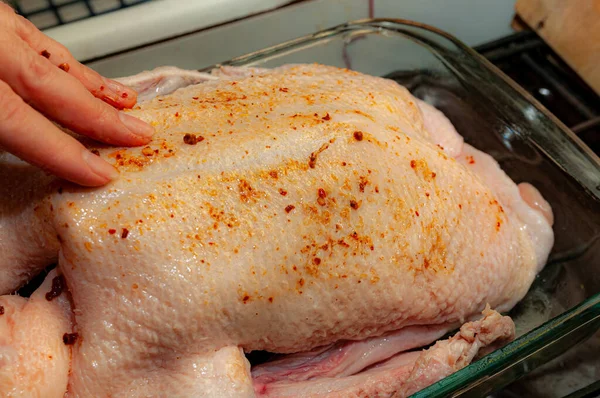 Çiğ ördek leşi baharatlarla ovalanır. yemek pişirme süreci