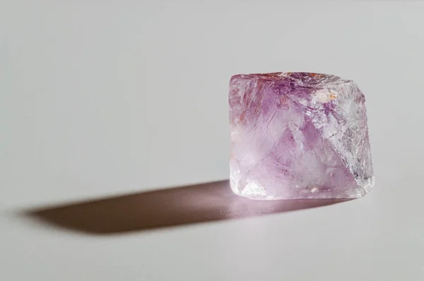 Gölgeli doğal ham florür kristali