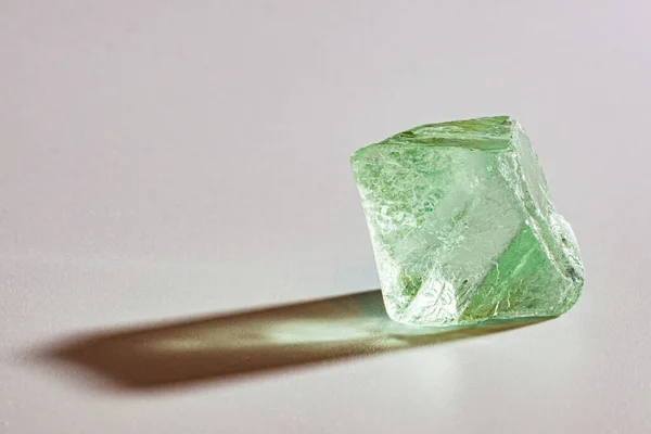 Gölgeli doğal ham florür kristali