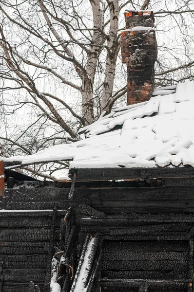 Paisagem Inverno Com Casa Madeira Queimada Que Telhado Tinha Caído — Fotografia de Stock